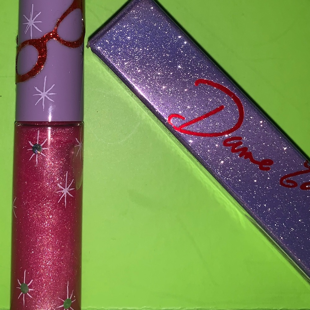 MAC LE Dame Edna Lipglass x2